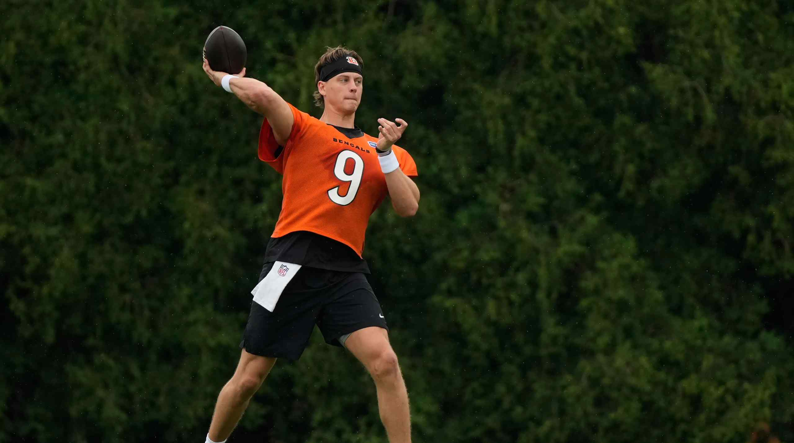 joe burrow practicing